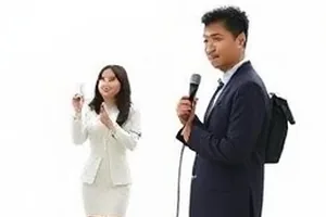 共享充电宝涨价之后 话题封面：商场里一排共享充电宝机柜亮着指示灯