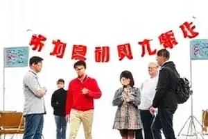 从热搜到冷灶的七天 封面：七天日程本上从红笔到灰笔的渐变标记