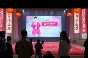 凌晨三点的共享单车 封面：街角一排共享单车在路灯下的长影子