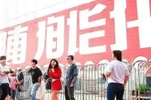 地铁末班车的空座位 封面：末班车厢里一排亮着灯的塑料座椅