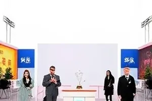 出租屋的第十八盆绿植 封面：窗台上依次排开的绿萝花盆与一只喷壶